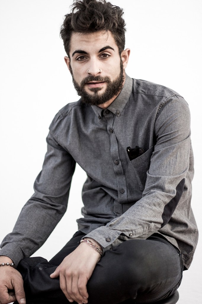 fotografia-de-moda-camisa-gris