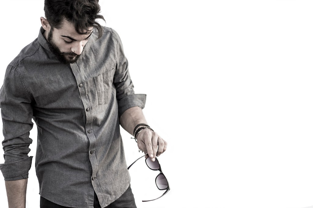 fotografia-de-moda-camisa-gris--y-gafas